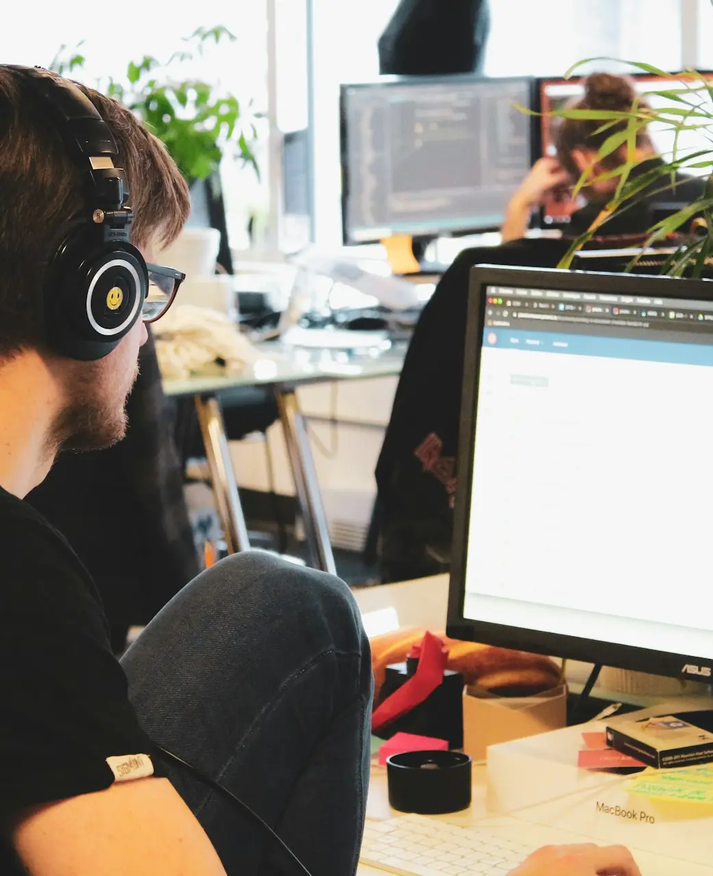 man in black shirt wearing black headphones